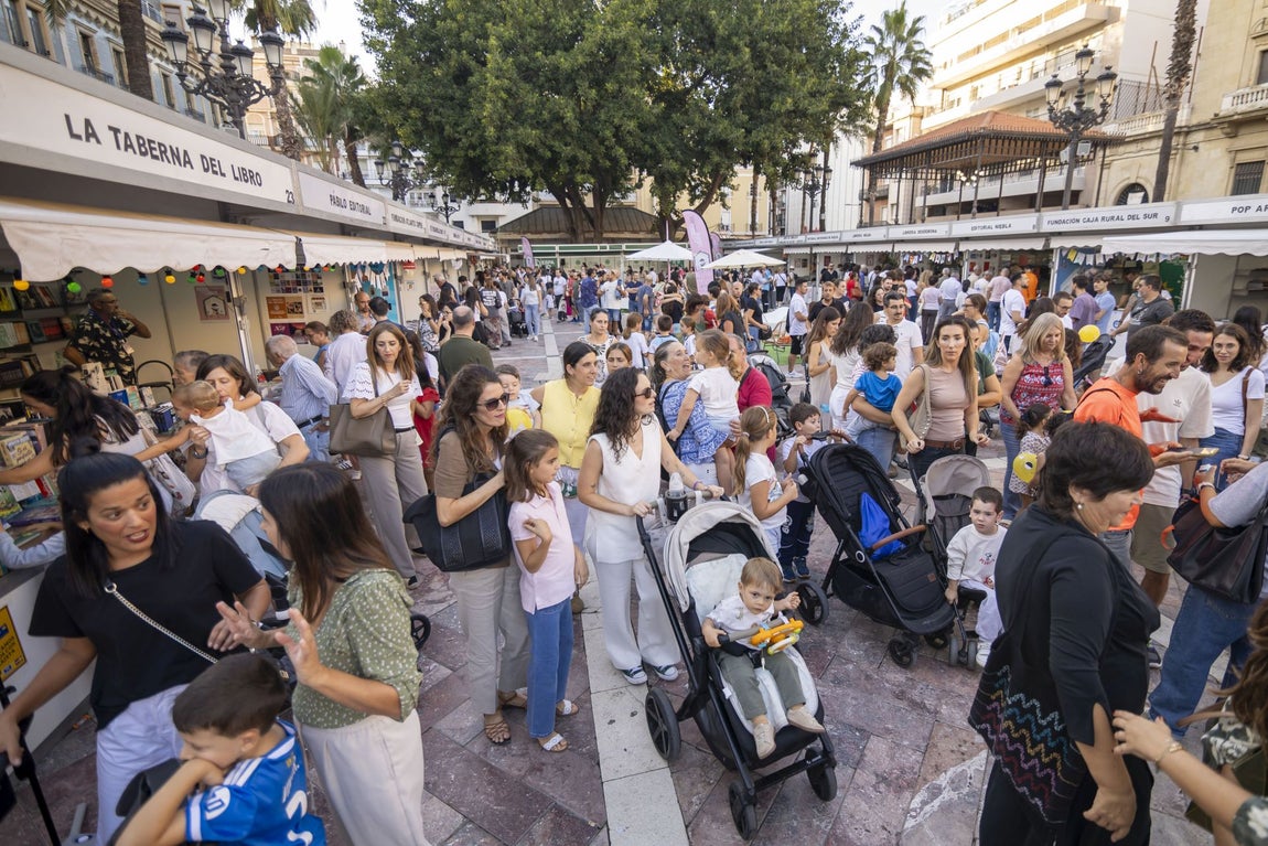 La primera jornada de la Feria del Libro de Huelva, en imágenes