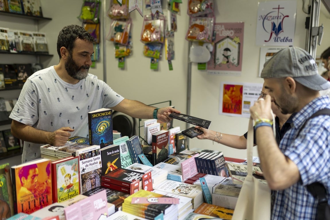 La primera jornada de la Feria del Libro de Huelva, en imágenes