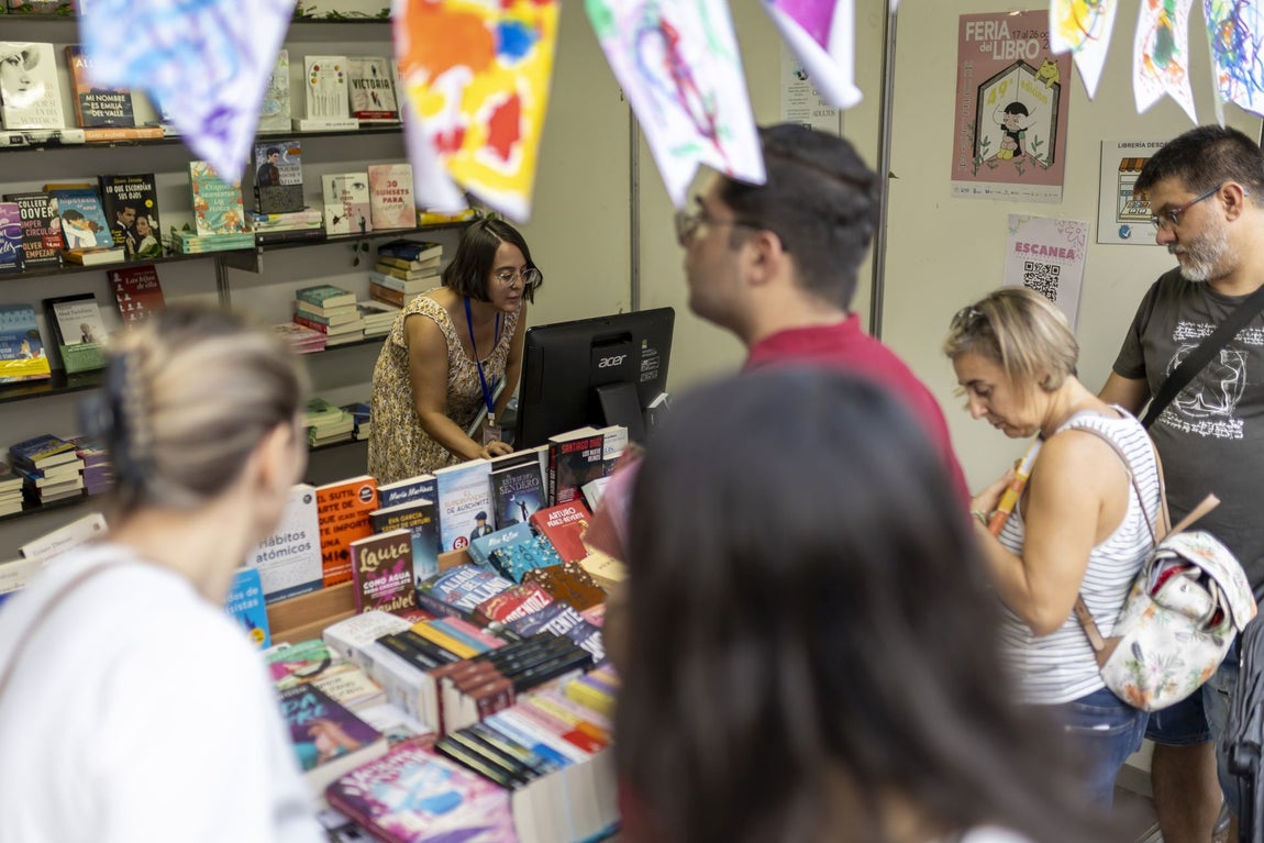 La primera jornada de la Feria del Libro de Huelva, en imágenes