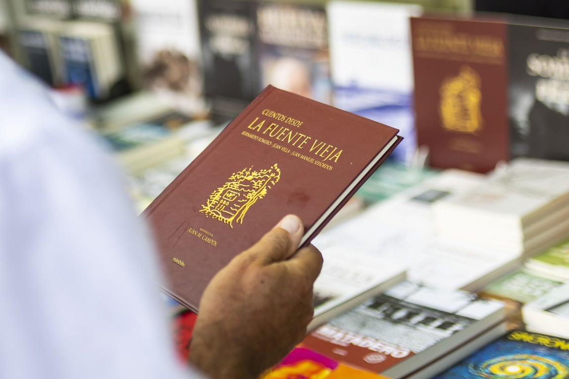La primera jornada de la Feria del Libro de Huelva, en imágenes