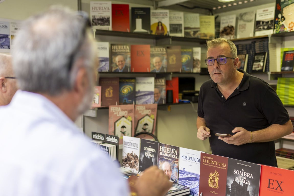 La primera jornada de la Feria del Libro de Huelva, en imágenes