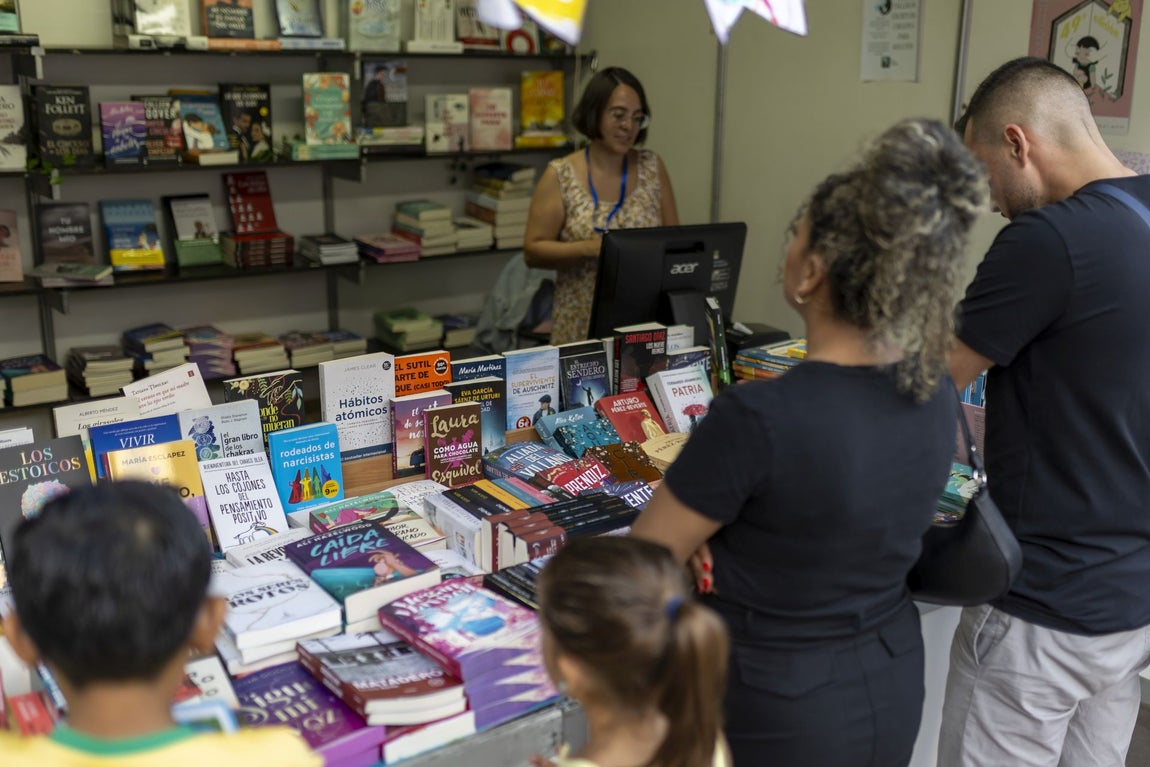 La primera jornada de la Feria del Libro de Huelva, en imágenes