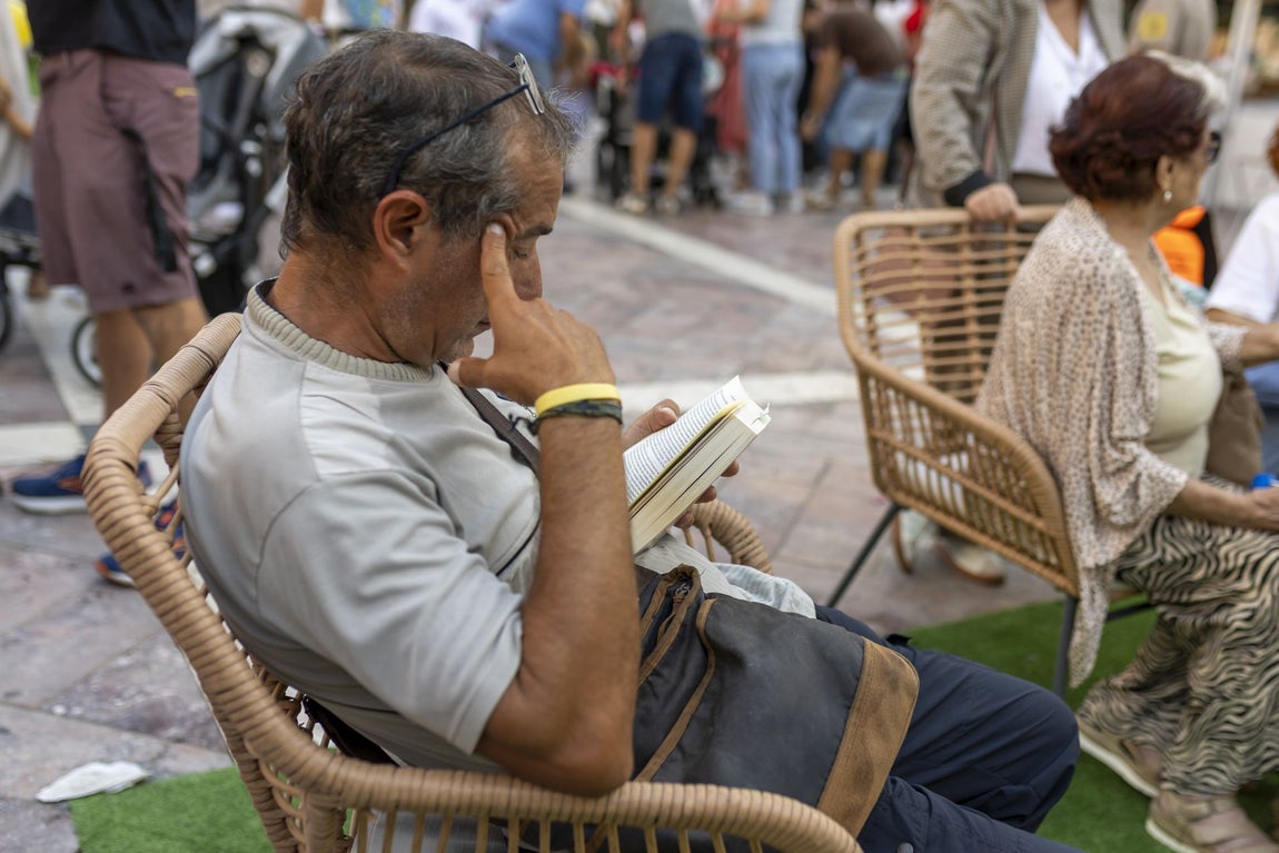 La primera jornada de la Feria del Libro de Huelva, en imágenes