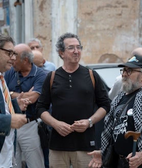Imagen secundaria 2 - Una treintena de personas se concentra para pedir mantener la casa de Diego Díaz Hierro en Huelva