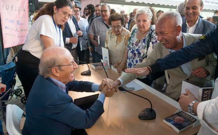 Imagen principal - Fueron cientos los onubenses que quisieron acercarse a saludar al exalcalde tras la presentación de su libro y de paso llevarse un ejemplar dedicado como recuerdo