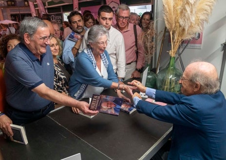 Imagen secundaria 1 - Fueron cientos los onubenses que quisieron acercarse a saludar al exalcalde tras la presentación de su libro y de paso llevarse un ejemplar dedicado como recuerdo