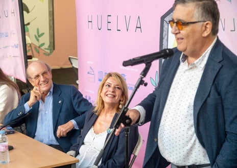 Imagen secundaria 1 - Arriba, en primera fila, su mujer, José Luis Ruiz o los 'populares' Manuel Andrés González, Berta Centeno y David Toscano, entre otros compañeros y amigos. Sobre estas líneas, Bernardo Romero durante su presentación y Belén Pérez, aplaudida tras su intervención