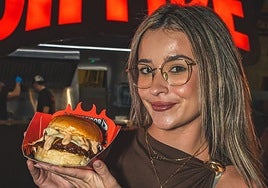 Fiebre por las hamburguesas gigantes en Huelva: «Quiero venir más días porque hoy no me ha dado tiempo a probarlas todas»