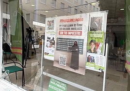 Destrozan el cristal de la sede de Vox Huelva