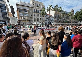 Centenares de estudiantes se concentran en Huelva contra el acoso escolar y en recuerdo de Sandra Peña