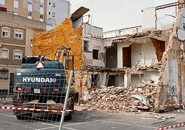 El proyecto de la Plaza Mayor de Huelva avanza con la primera demolición en el entorno