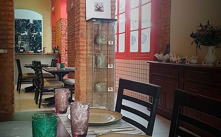 Imagen principal - Interior y exterior del local