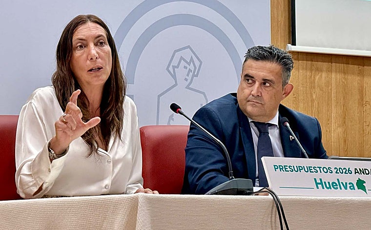 Loles López, durante su intervención, junto a José Manuel Correa