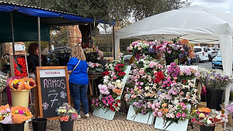 Día de Todos los Santos en el cementerio de Huelva: «La docena de claveles está carísima»