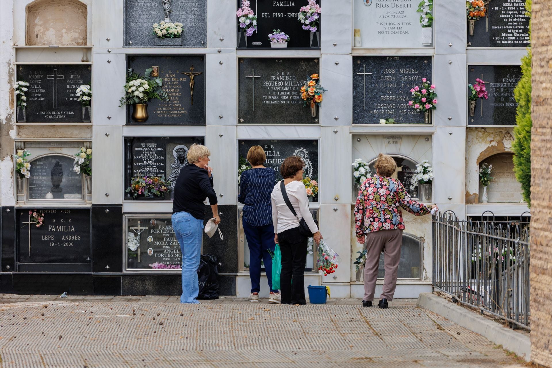 Imágenes del Día de todos los Santos en el cementerio de Huelva