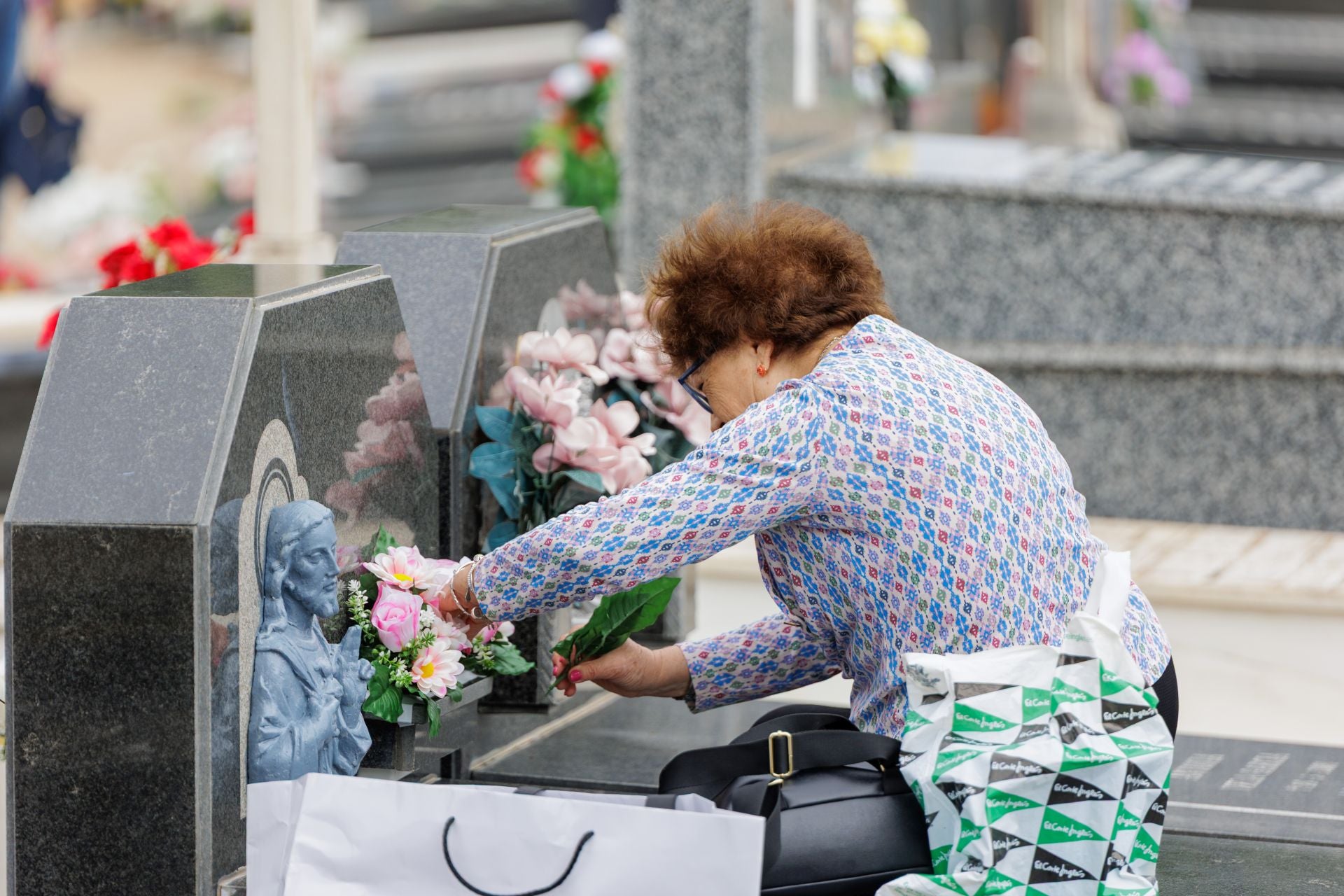 Imágenes del Día de todos los Santos en el cementerio de Huelva