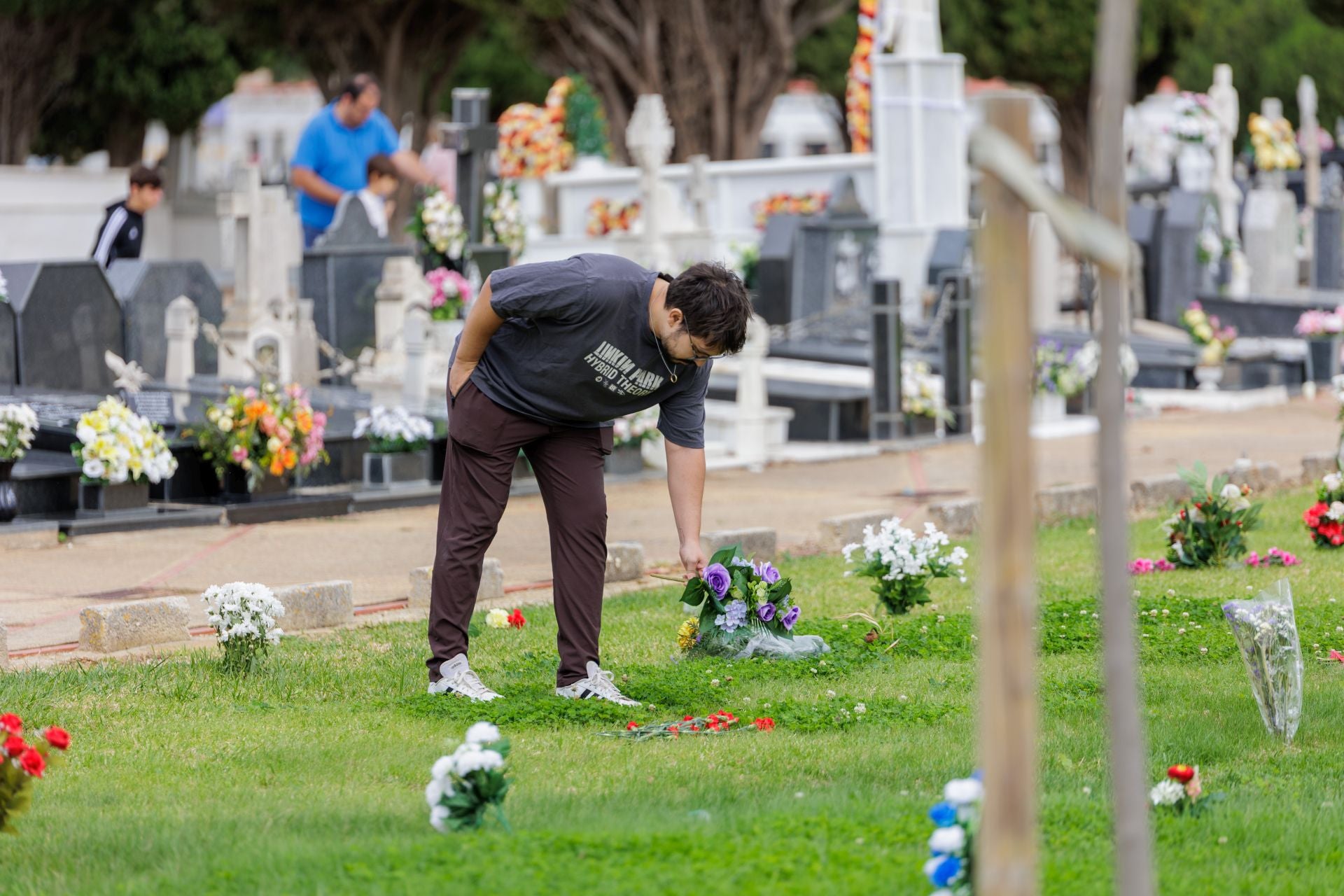 Imágenes del Día de todos los Santos en el cementerio de Huelva