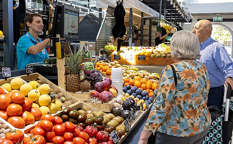 Imagen principal - El renovado mercado de San Sebastián de Huelva cumple 100 días: «La aceptación de nuevos clientes nos está dando vida»