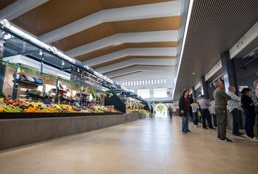 El renovado mercado de San Sebastián de Huelva cumple 100 días: «La aceptación de nuevos clientes nos está dando vida»