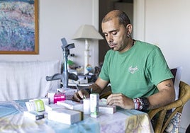 Así es el día a día de este vecino de Huelva que convive con la extraña enfermedad de Sudeck: «No me voy a morir mañana, pero es frustrante saber lo que viene»