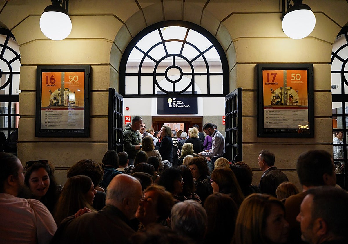 Cola para entrar a una de las sesiones del Festival de Cine de Huelva en el Gran Teatro en 2024