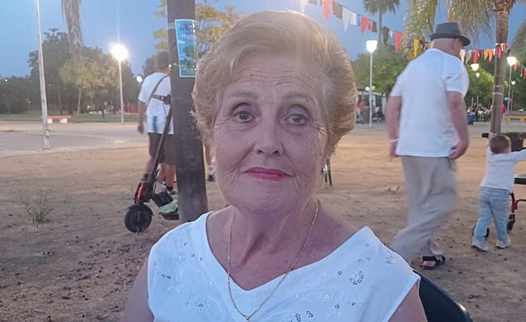 Angelita, alma del bar El Topete, en la fiesta de su barrio, en el parque Antonio Machado