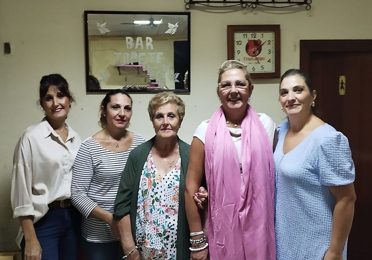 Angelita, en el centro, y sus cuatro hijas: Virginia, Ana, la matriarca, Rosario y Ángeles
