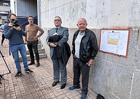 Imagen secundaria 1 - El padre de Alicia, con Rafael Gavilán, portavoz de la familia, y el abogado Enrique Arroyo, a la puerta de la Audiencia Provincial de Huelva