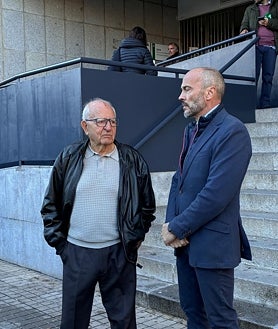 Imagen secundaria 2 - El padre de Alicia, con Rafael Gavilán, portavoz de la familia, y el abogado Enrique Arroyo, a la puerta de la Audiencia Provincial de Huelva