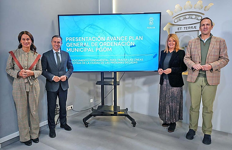 Adela de Mora, Felipe Arias, Pilar Miranda y Francisco Muñoz, durante la presentación del avance