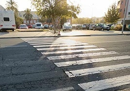 Uno de los pasos de cebra que está cerca de los tres colegios de la barriada Santa Marta de Huelva