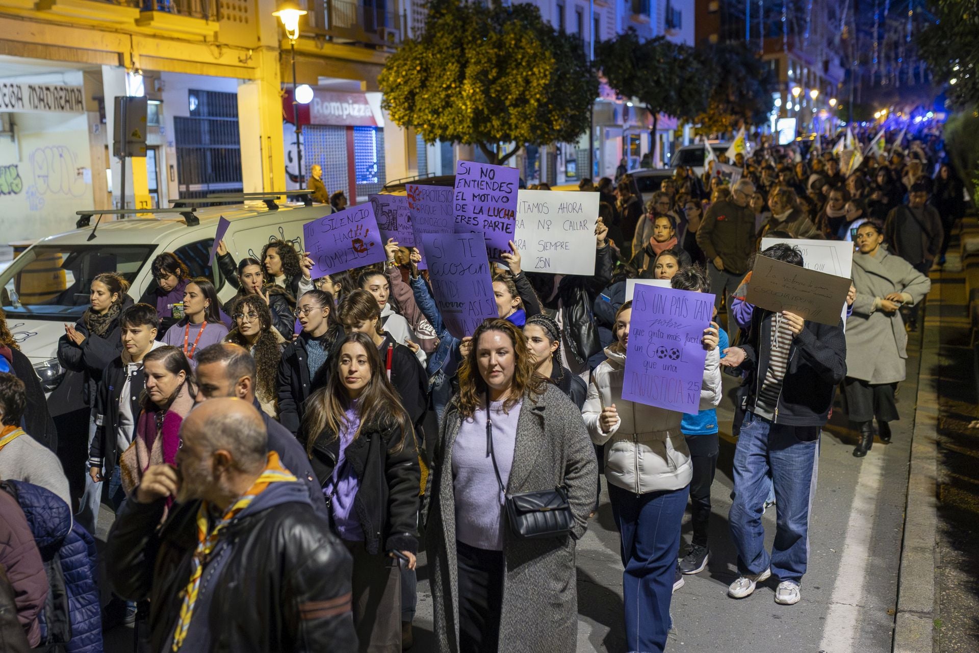 La manifestación en Huelva contra la violencia machista, en imágenes