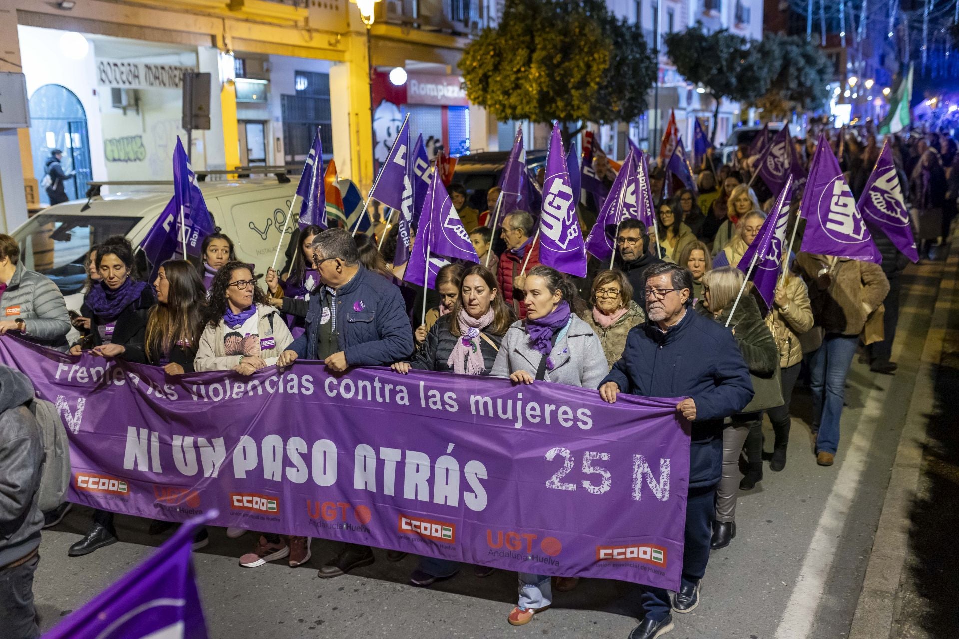 La manifestación en Huelva contra la violencia machista, en imágenes