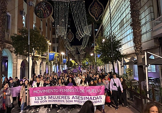 Manifestación contra la violencia machista, por la Gran Vía de Huelva