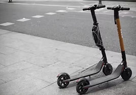 Patinetes aparcados en la acera