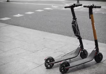 Patinetes aparcados en la acera