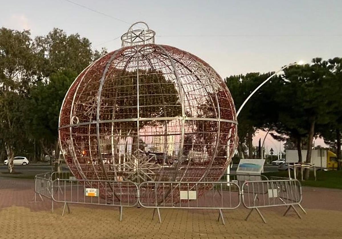 La gran bola de Navidad instalada en el Paseo de la Ría de Huelva capital