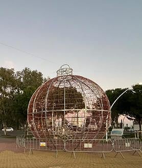 Imagen secundaria 2 - La Gran Vía ya iluminada por el alumbrado navideño y el escenario instalado en la plaza de las Monjas
