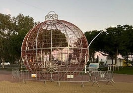 La gran bola de Navidad instalada en el Paseo de la Ría de Huelva capital