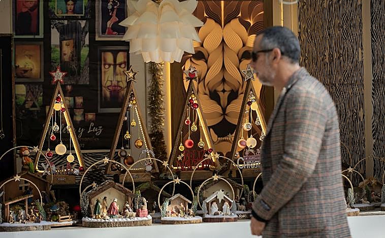 Imagen principal - Huelva comienza a vivir un ambiente navideño que irá a más