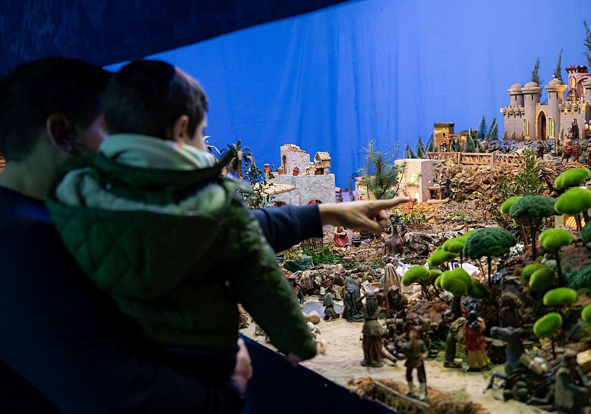 Padre e hijo, en el Belén de la Hermandad del Nazareno