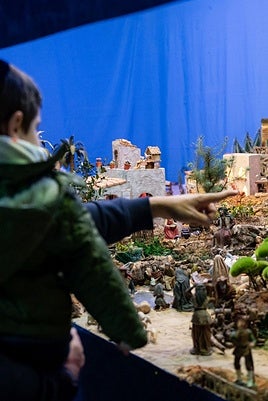 Padre e hijo, en el Belén de la Hermandad del Nazareno