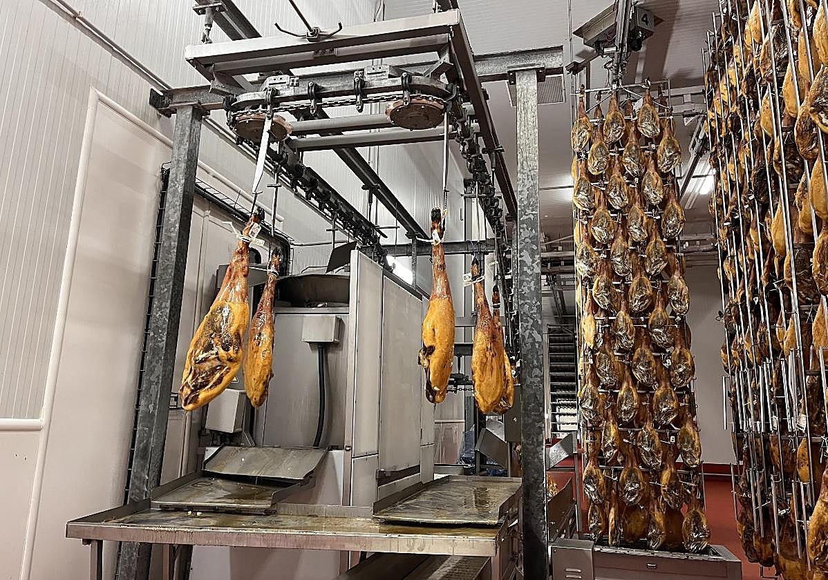 Interior de una fábrica de jamones