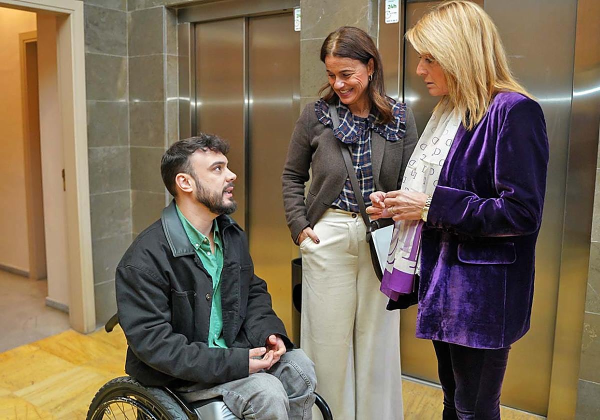 Pilar Miranda y Adela de Mora, esta mañana, hablan con un joven en la Gota de Leche