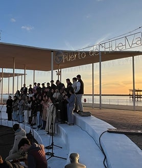 Imagen secundaria 2 - El Puerto de Huelva extiende la luz de la Navidad del Puente Sifón a la estatua a Colón