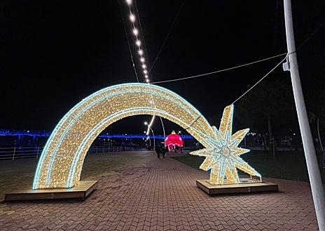 Imagen secundaria 1 - El Puerto de Huelva extiende la luz de la Navidad del Puente Sifón a la estatua a Colón