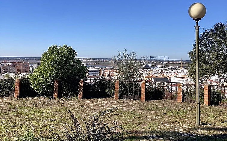 Imagen principal - Mirador del Cabezo del San Pedro, restos superficiales del castillo y un dibujo del mismo del siglo XIX