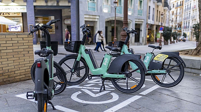Las bicis eléctricas empiezan a tener sitios concretos para dejarlas