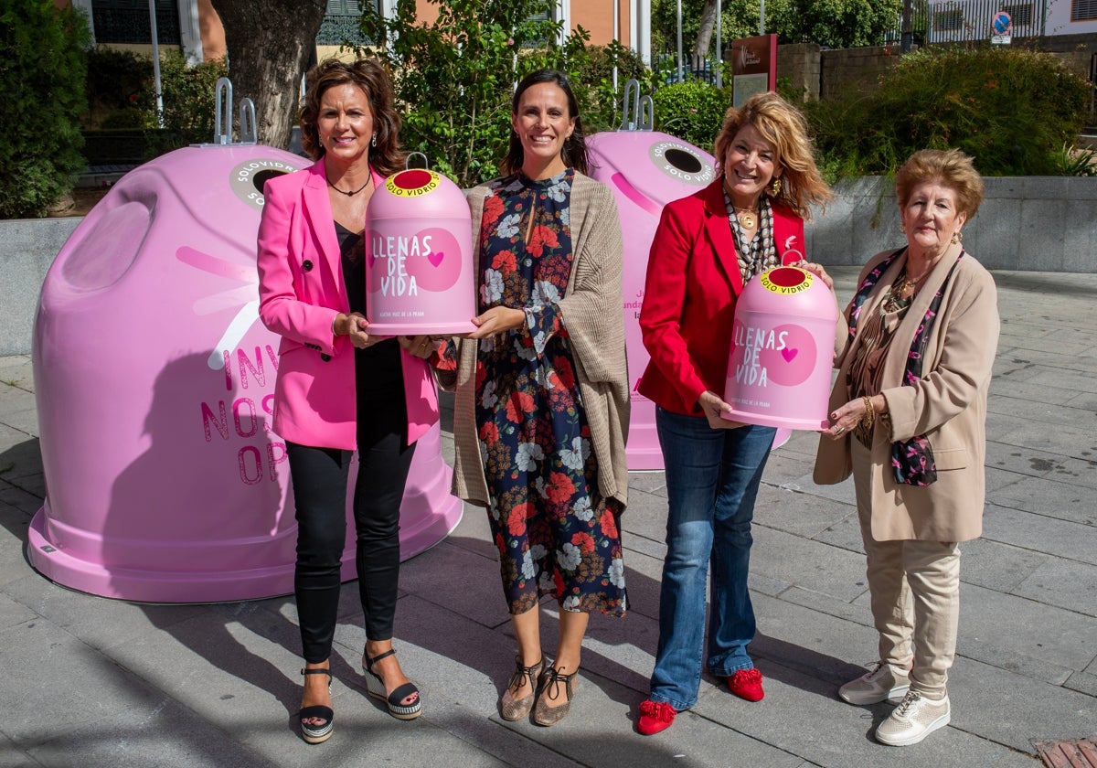 La alcaldesa de Huelva junto a asistentes a la jornada