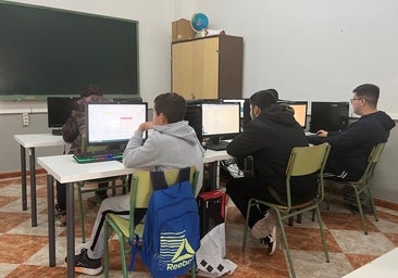 Quirónsalud Huelva dona equipos informáticos al colegio Ciudad de los Niños
